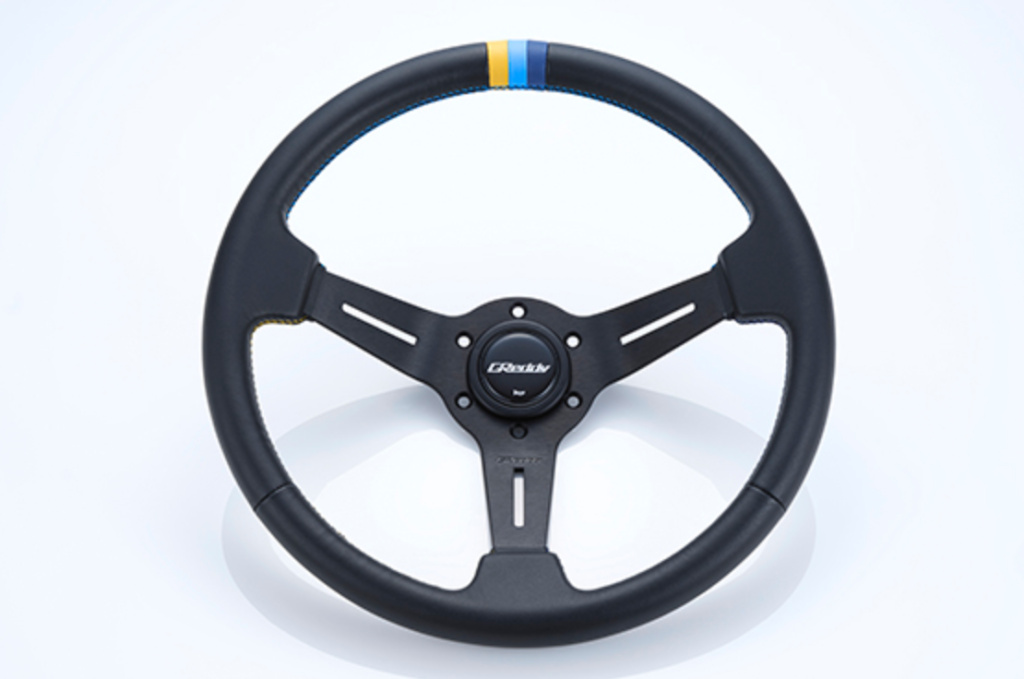Standard Edition - Material: Black leather & Black anodized - Color: Black - Stitch: Yellow/Teal/Navy - 16600002