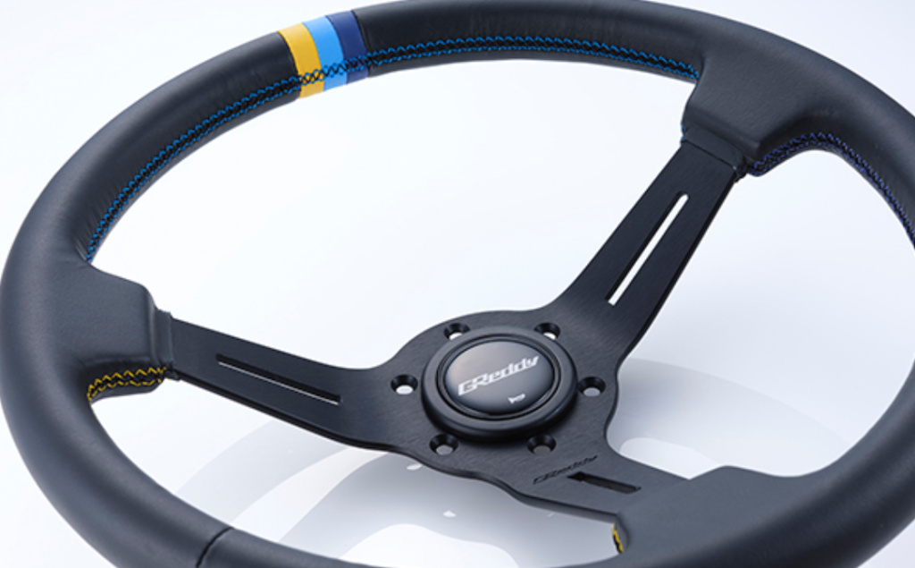 Standard Edition - Material: Black leather & Black anodized - Color: Black - Stitch: Yellow/Teal/Navy - 16600002