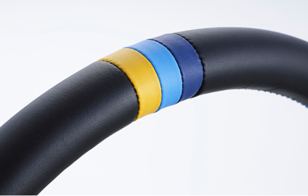Standard Edition - Material: Black leather & Black anodized - Color: Black - Stitch: Yellow/Teal/Navy - 16600002