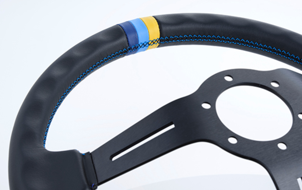 Standard Edition - Material: Black leather & Black anodized - Color: Black - Stitch: Yellow/Teal/Navy - 16600002