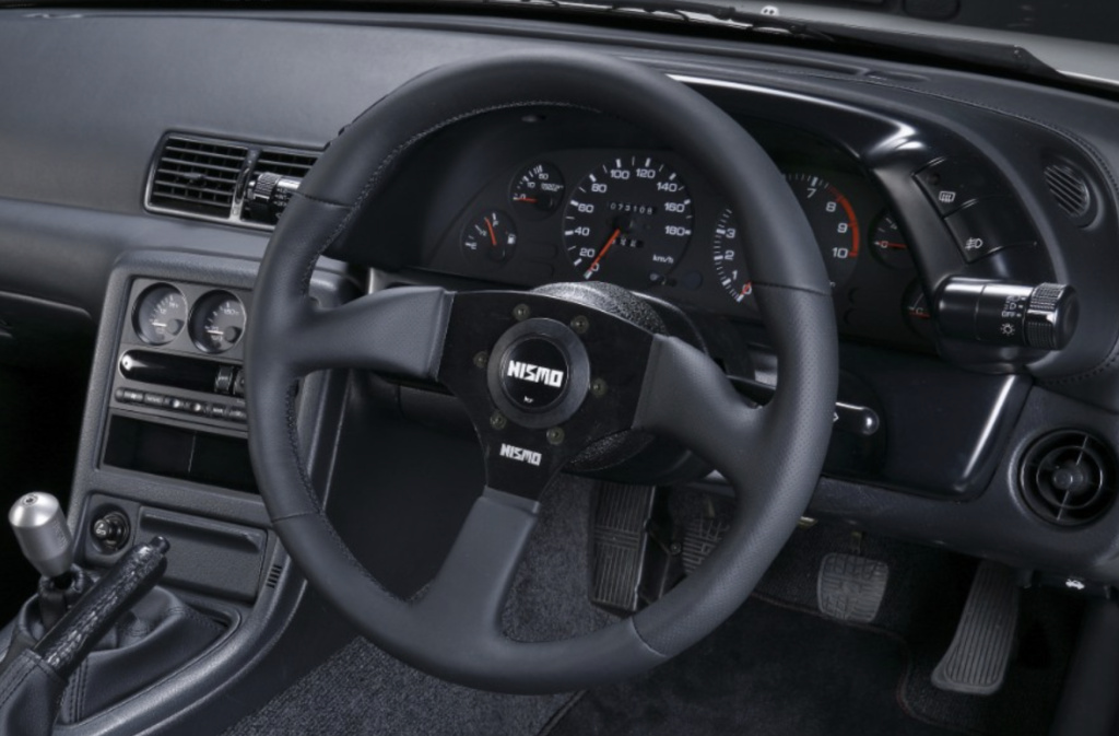 MOMO ステアリング Nismo エンブレム付き MOMO ステアリング Nismo エンブレム付き - メルカリ