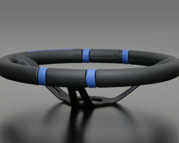 Universal - Material: Leather - Color: Black - Spoke Color: Black - Diameter: 350mm - Depth: 85mm - Stitch: Blue - 350/85mm - Black/Blue