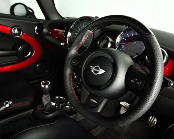 Cooper Crossover - R60 - ZA16 - Material: Leather/Punched Leather/Carbon - Stitch: Red - 32211