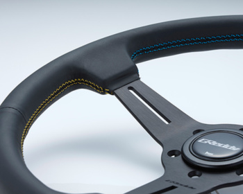 Universal - Standard Edition - Material: Black leather & Black anodized - Color: Black - Diameter: 340mm - Stitch: Yellow/Teal/Navy - 16600001