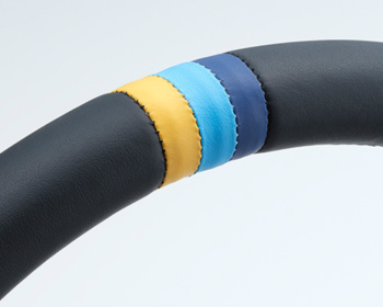 Universal - Standard Edition - Material: Black leather & Black anodized - Color: Black - Diameter: 340mm - Stitch: Yellow/Teal/Navy - 16600001