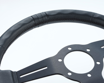Universal - Black Edition - Material: Black leather & Black anodized - Color: Black - Diameter: 340mm - Stitch: Black - 16600003