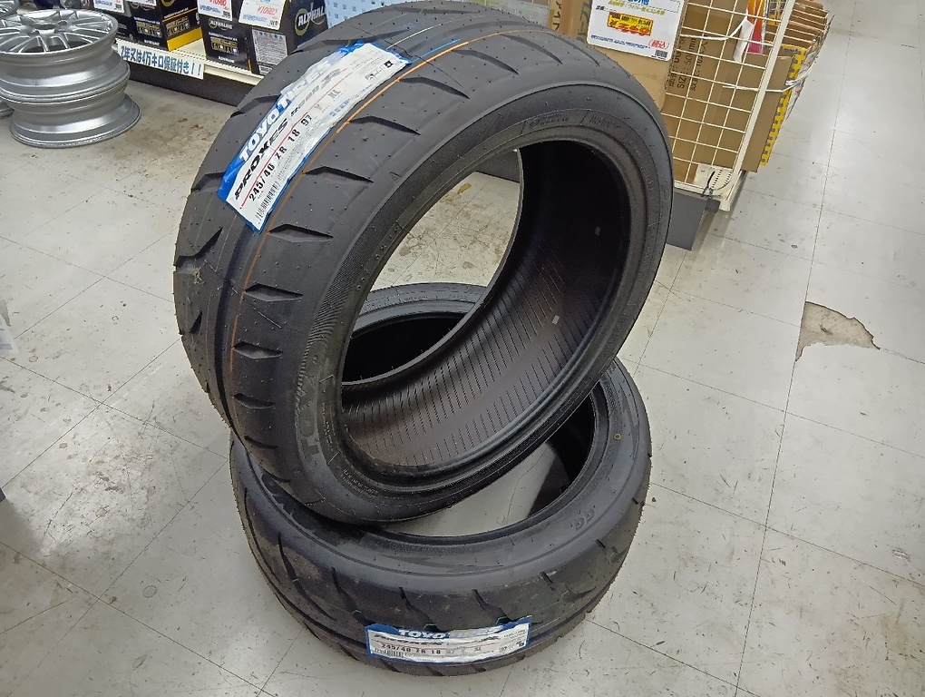 Toyo - Set of 2 unused tires (245/40R18)