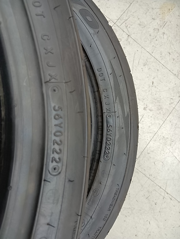 Toyo - Set of 2 unused tires (245/40R18)