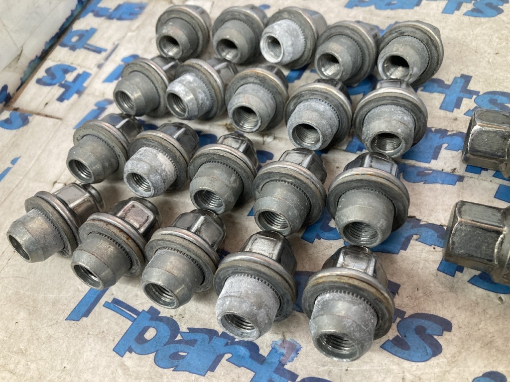 Nissan - Flat seat nut for Nissan vehicles (M12 x P1.25)