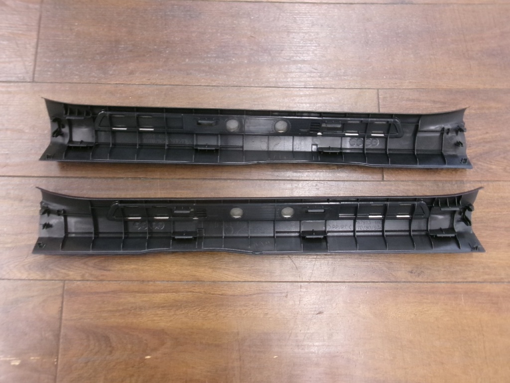 Toyota - Genuine front scuff plate for Toyota Harrier (60 series)