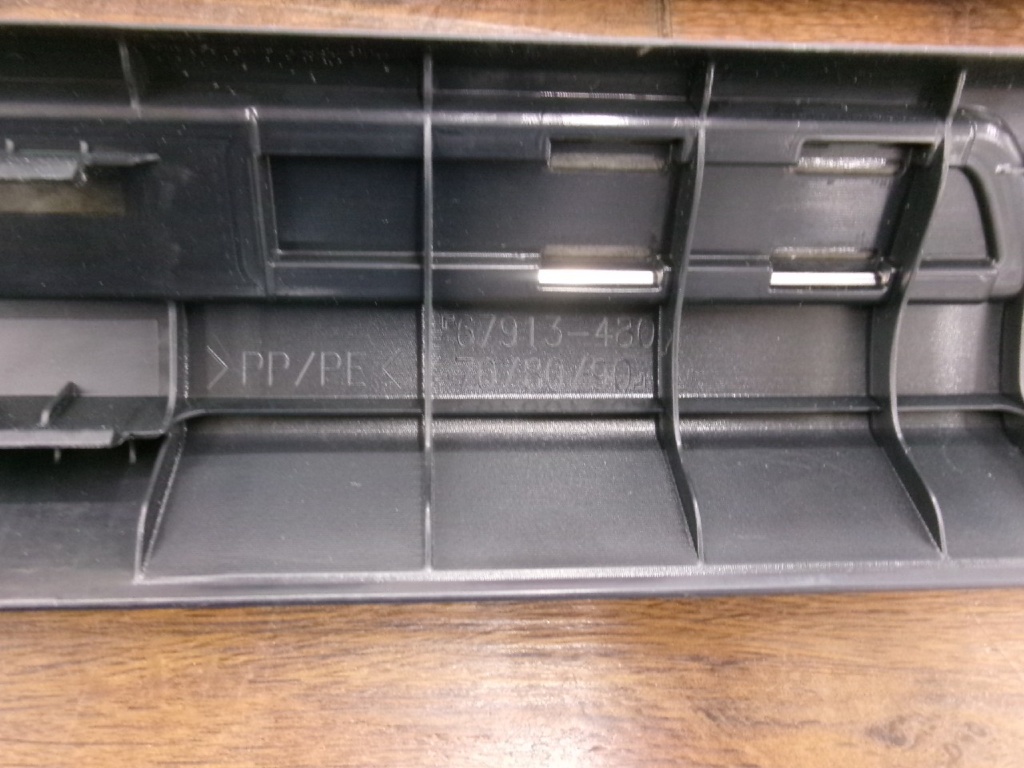 Toyota - Genuine front scuff plate for Toyota Harrier (60 series)