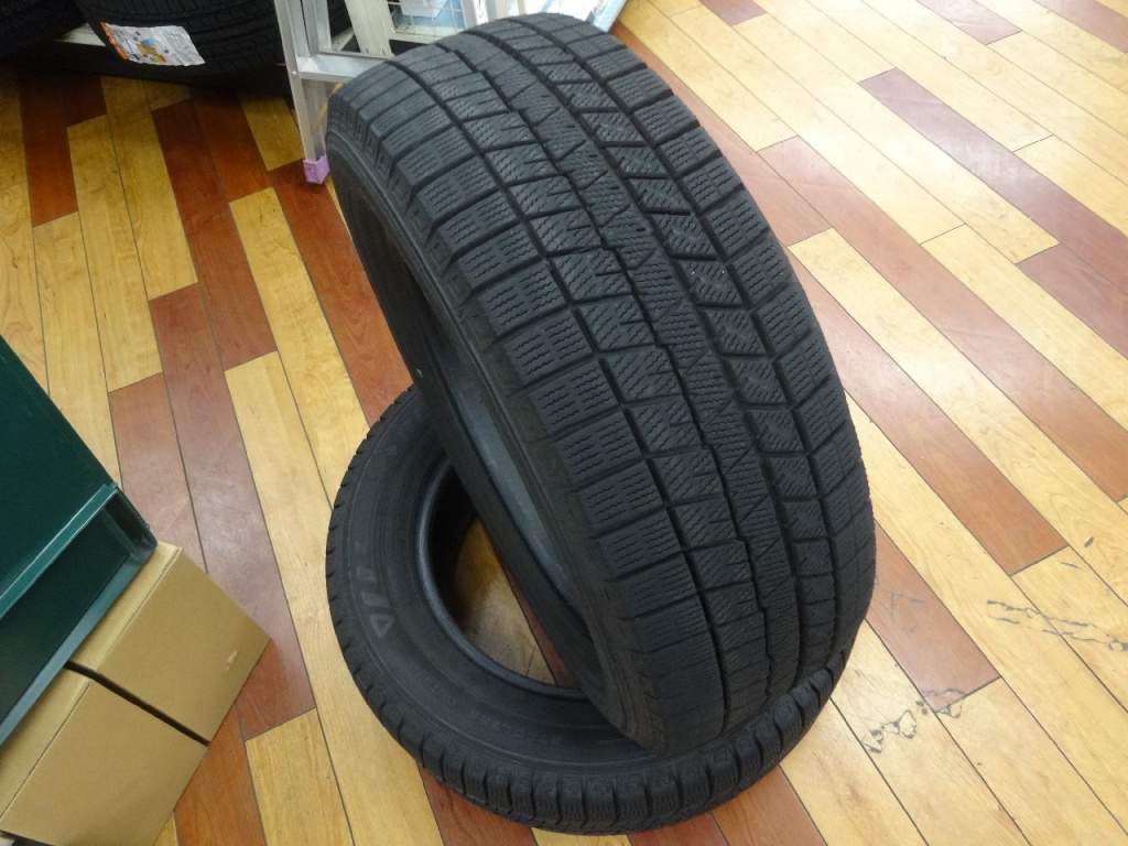 Dunlop - Two used studless WM03 (215/60R16) tires - Nengun