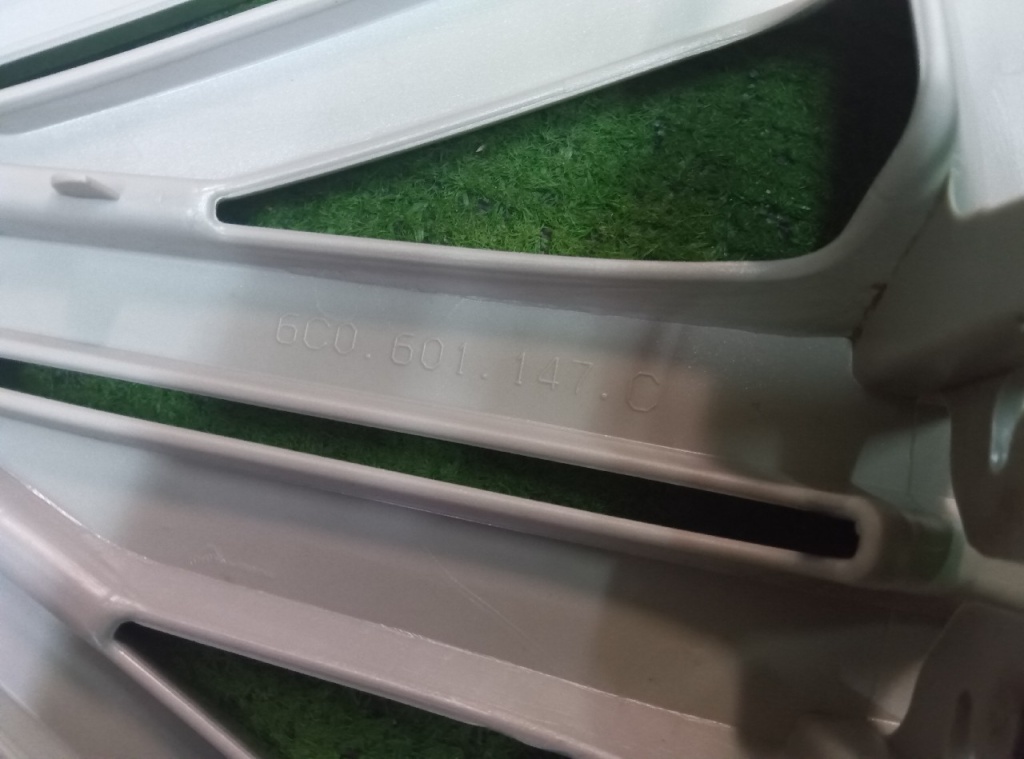 Volkswagen - Polo (6R) genuine 15-inch wheel cap (1 piece)