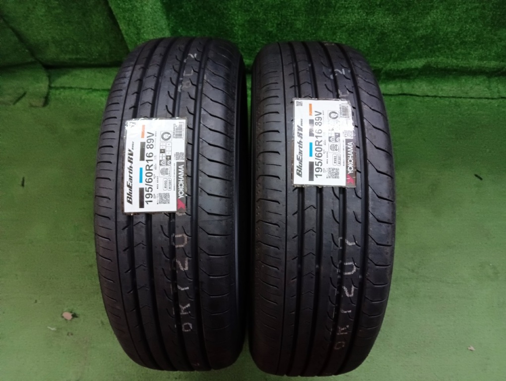 Yokohama - Set of 2 unused tires (195/60R16)