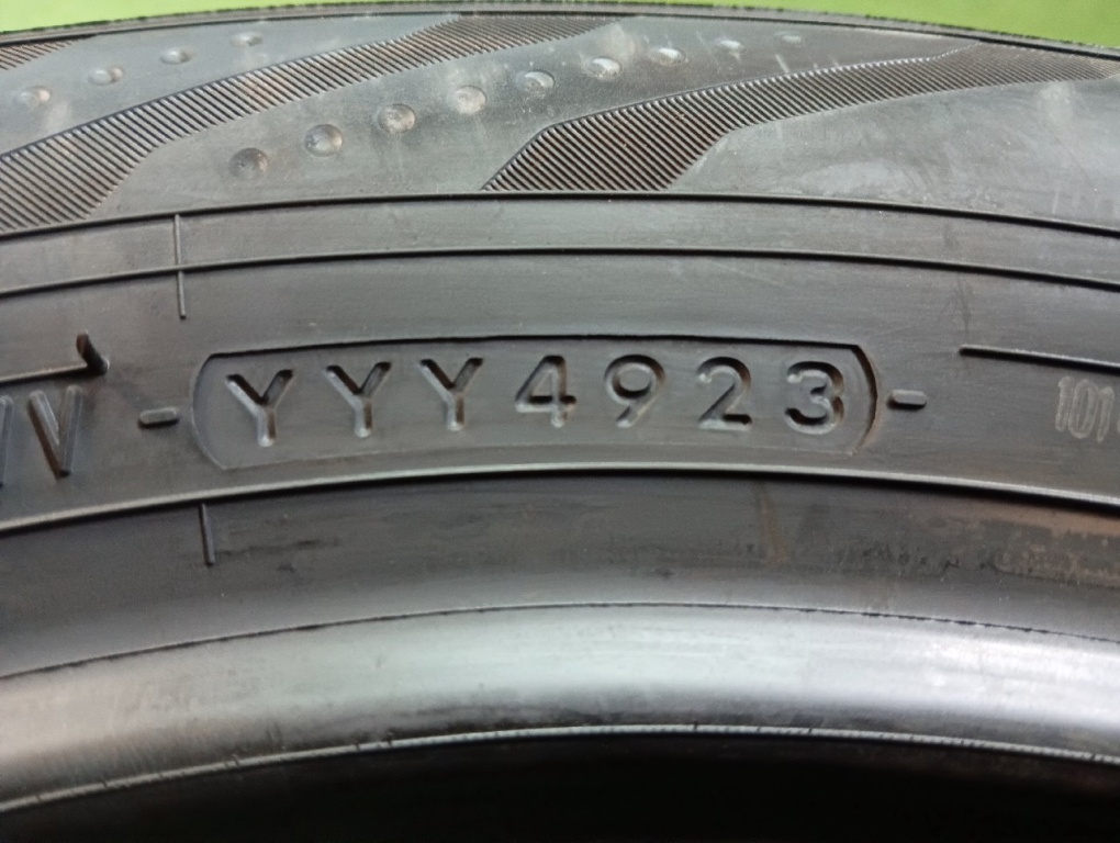 Yokohama - Set of 2 unused tires (195/60R16)