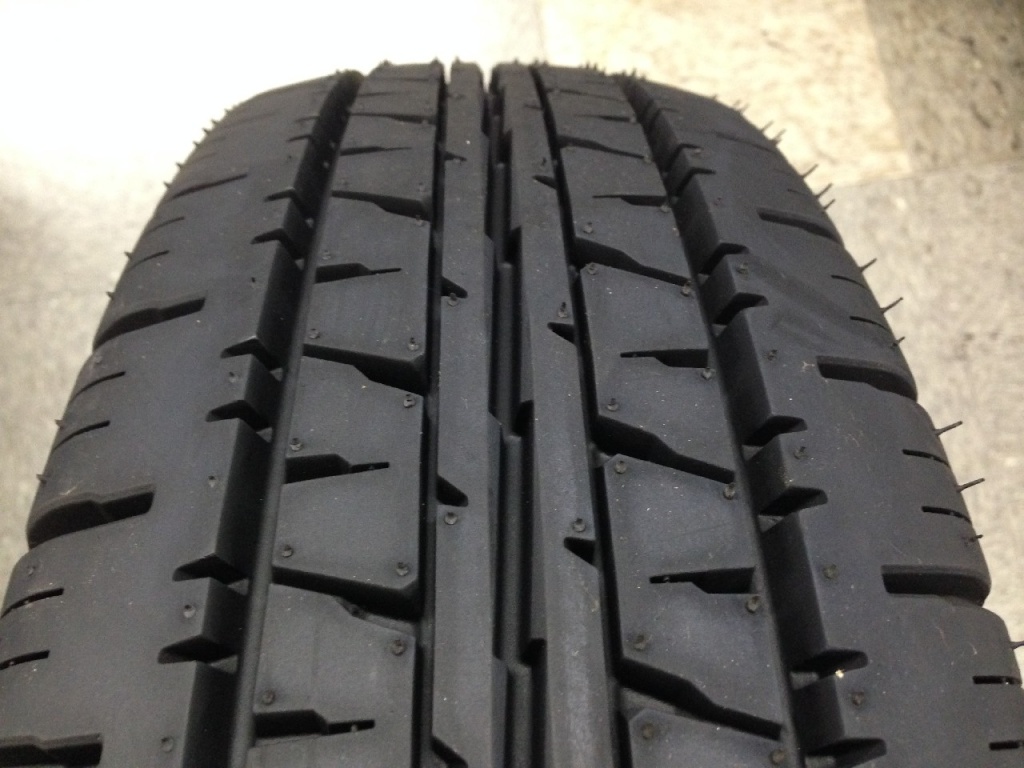 Dunlop - Set of 4 unused VAN01 tires (195/80R15)