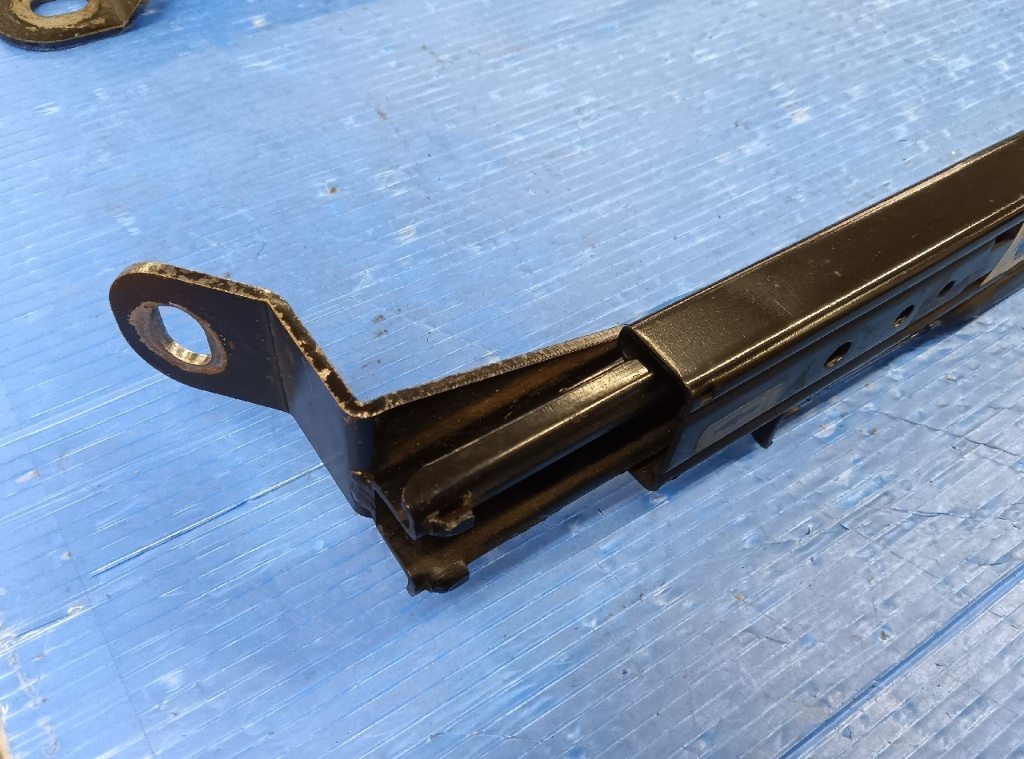 Recaro - Legacy (BP5/BL5) seat rail right