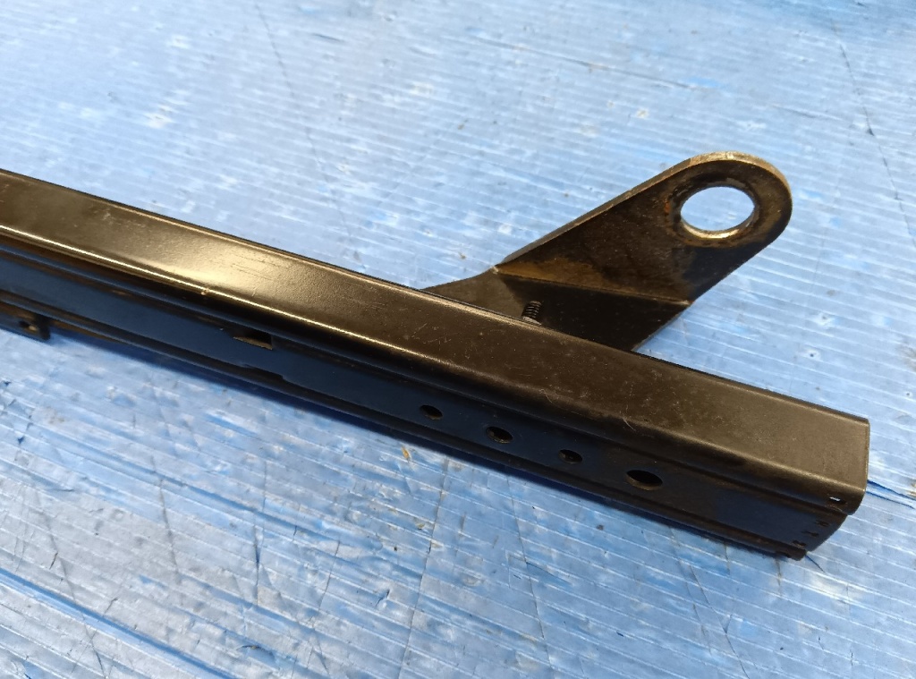 Recaro - Legacy (BP5/BL5) seat rail right