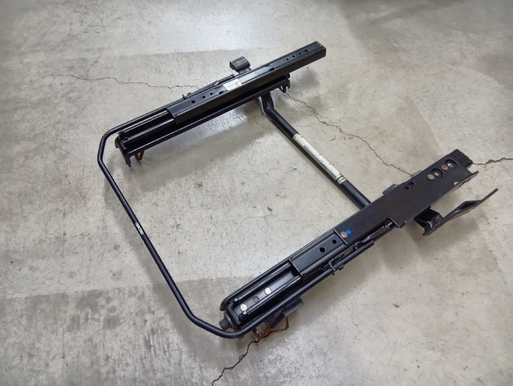 Recaro - Chaser (100 series) seat rail right side