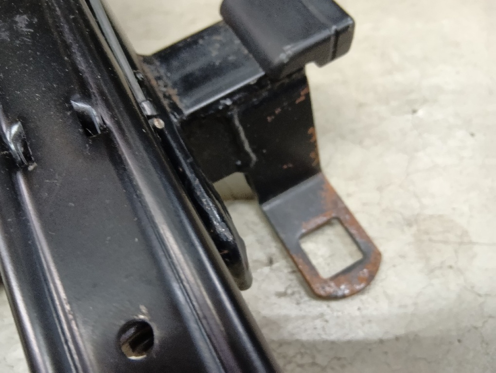 Recaro - Chaser (100 series) seat rail right side