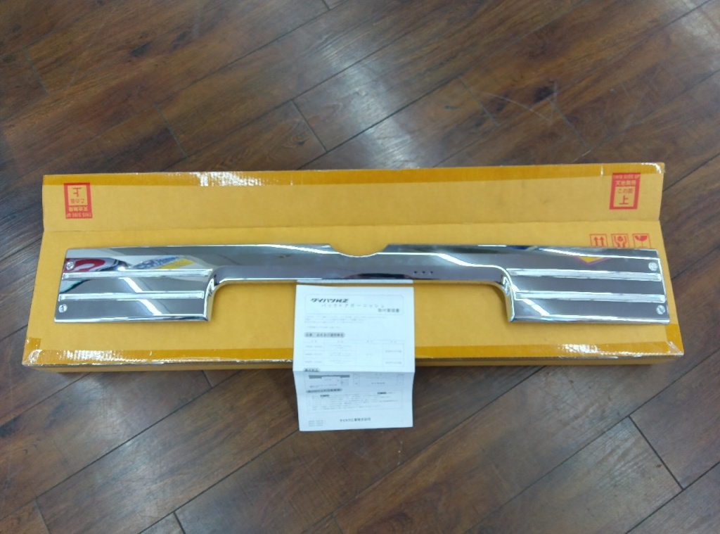 Daihatsu - Used Taft genuine optional/chrome back door garnish