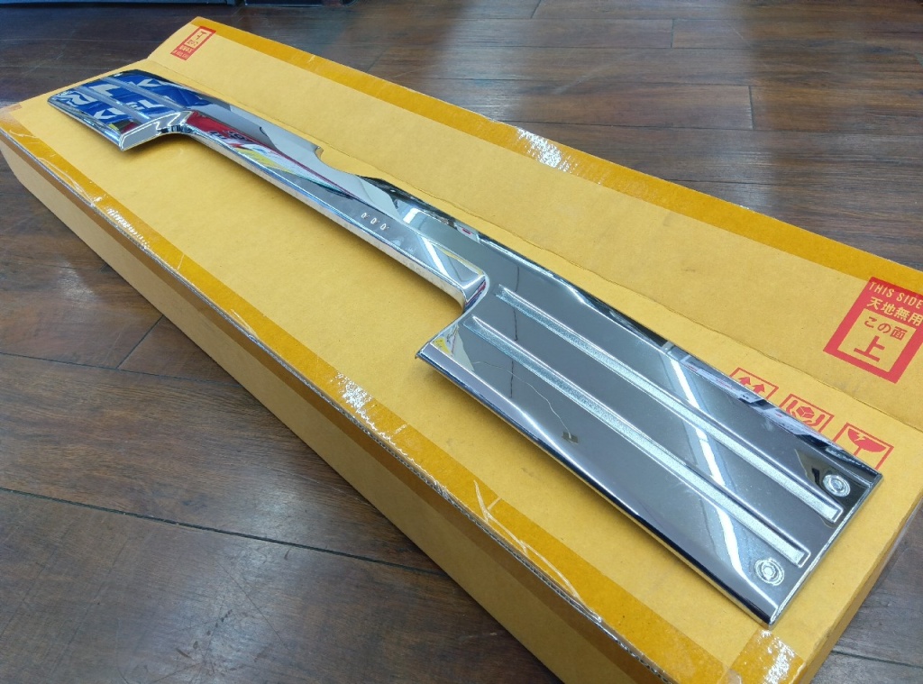 Daihatsu - Used Taft genuine optional/chrome back door garnish
