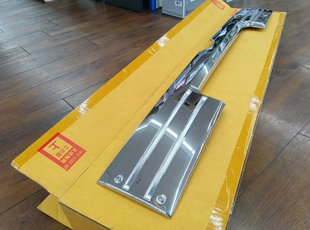 Daihatsu - Used Taft genuine optional/chrome back door garnish