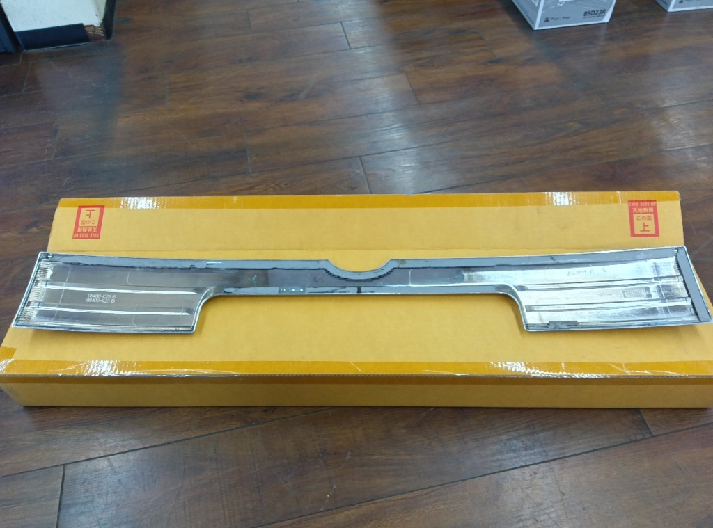 Daihatsu - Used Taft genuine optional/chrome back door garnish