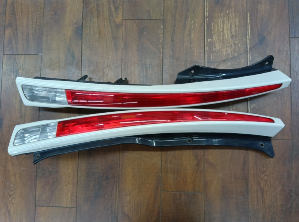 Daihatsu - Move Custom (L175S) genuine tail lenses (left and right)