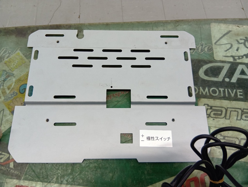 Unknown - Used! 9.8-inch flip-down monitor