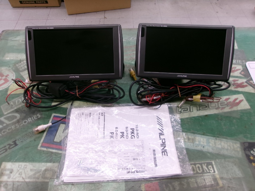 Alpine - Used! 9-inch rear monitor (left and right) / PKG-M900SC
