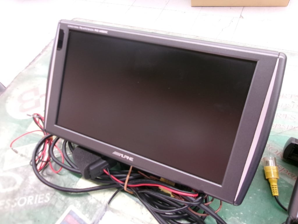 Alpine - Used! 9-inch rear monitor (left and right) / PKG-M900SC