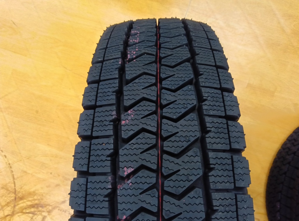Bridgestone - Four unused studless tires (195/80R15) - Nengun