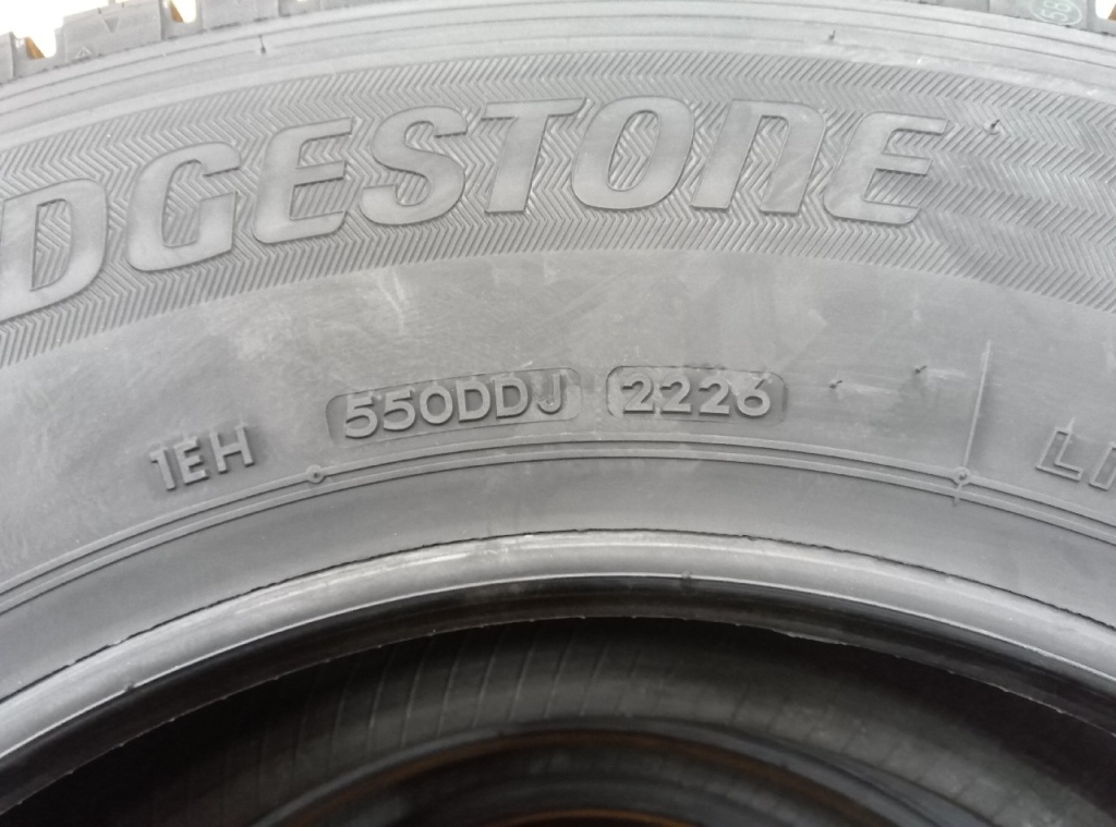 Bridgestone - Four unused studless tires (195/80R15) - Nengun