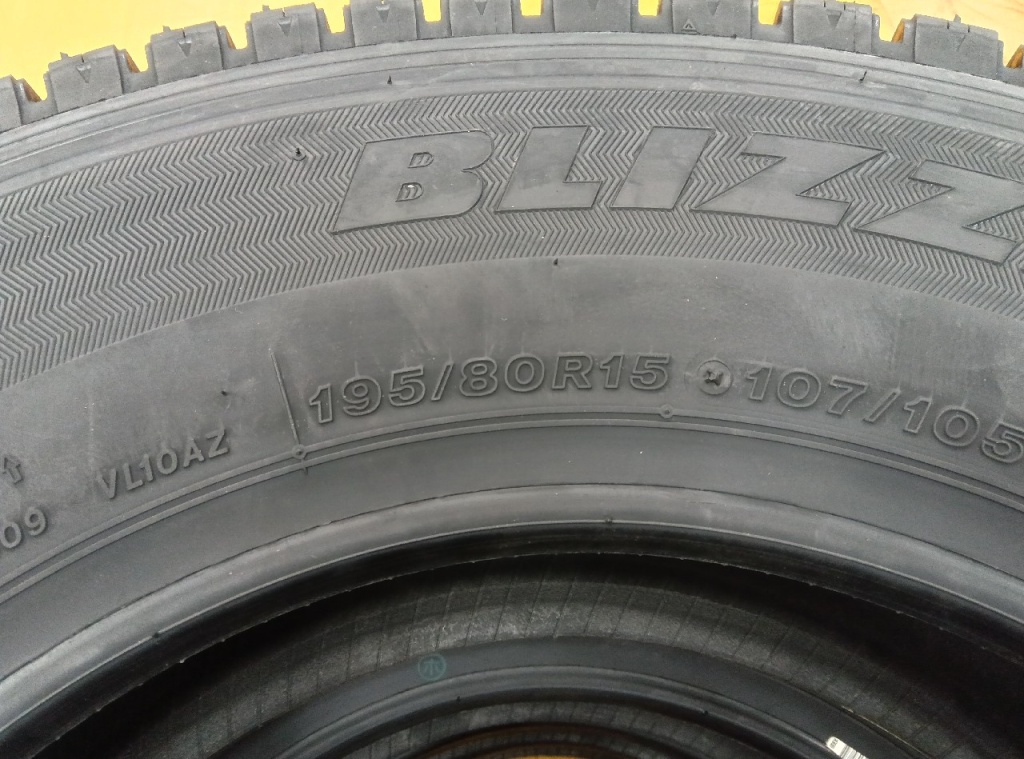 Bridgestone - Four unused studless tires (195/80R15) - Nengun