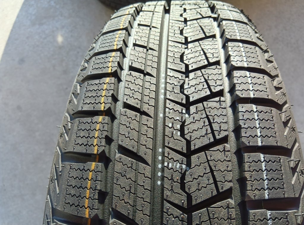 Bridgestone - BALMINUM/New Studless 14-inch Set of 4