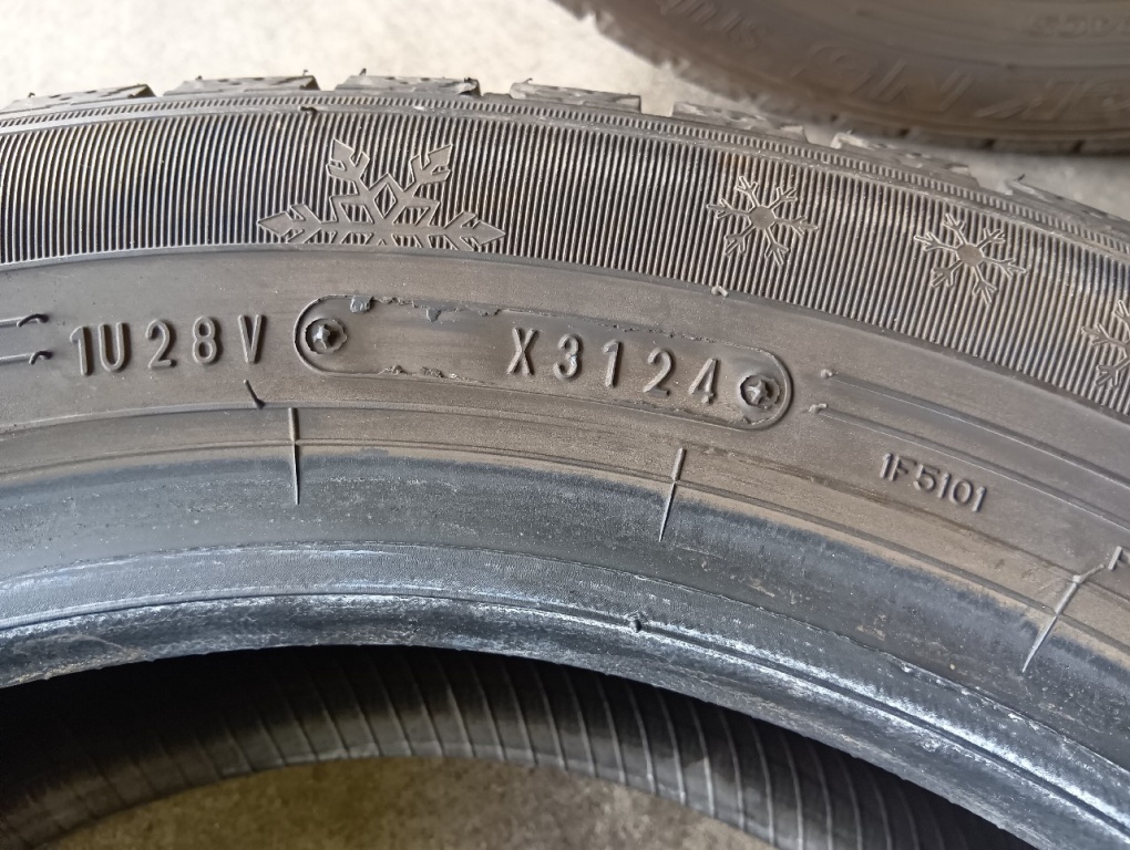 Autobacs - Used studded tires (155/65R14) 7mm thick, set of 4