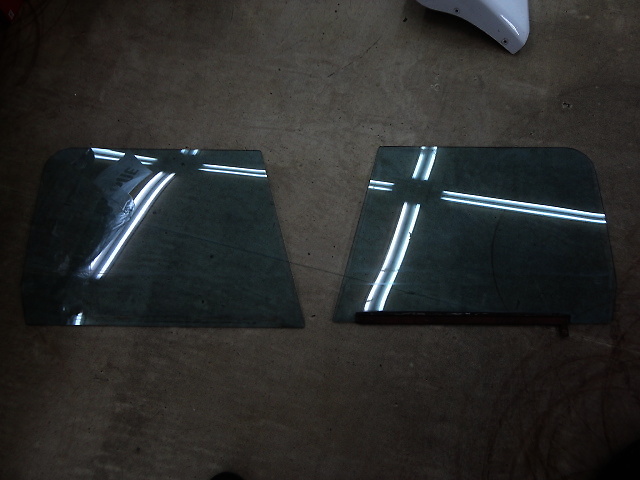 Unknown - Honda Motor Corporation - N? 360 Genuine front side glass left and right