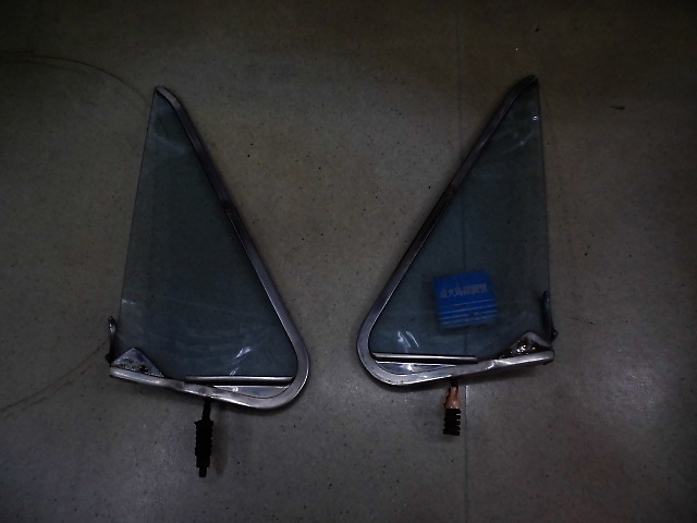Unknown - Honda Motor Corporation - N? 360 Genuine Front triangular window left and right