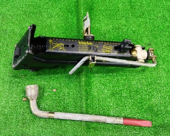 Volvo - Volvo (V70) genuine car jack