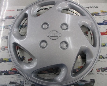 Nissan - One genuine Nissan Bluebird 14-inch hubcap