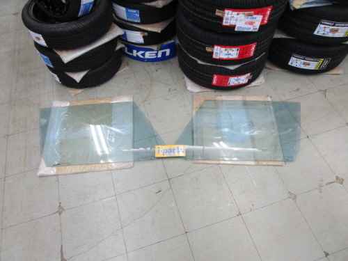 ISUZU - Poor condition! Door glass set for 117 Coupe (year unknown)