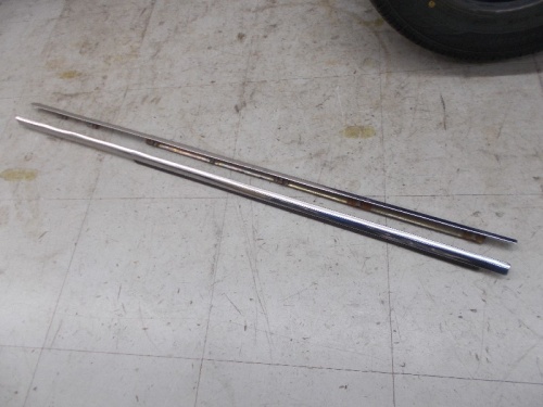 Nissan - Hakosuka (KPGC10) genuine door chrome molding