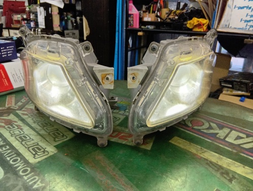 Lexus - Damaged LS460 early model genuine optional fog lamps left and right