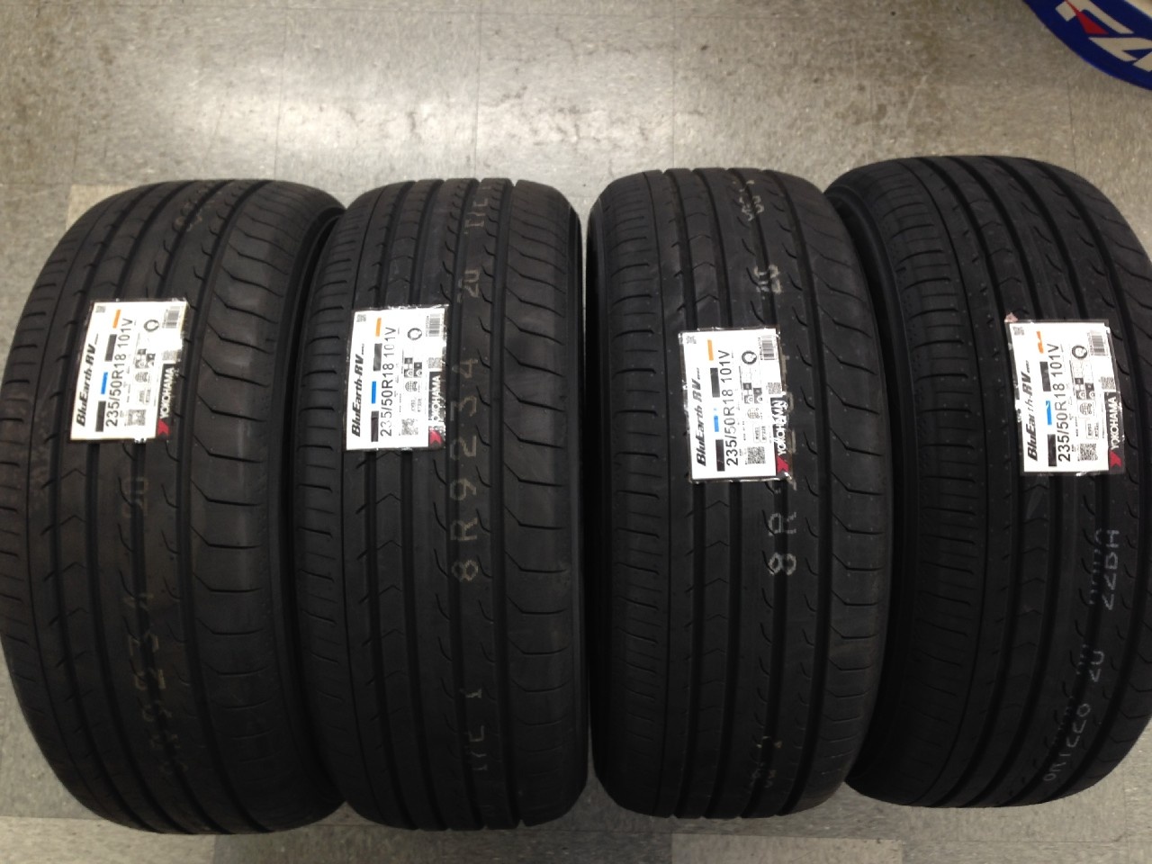235/50 R18、YOKOHAMA BluEarth- RV03、2024年 YOKOHAMA BluEarth-RV RV03 235/50R18 101V XL 価格比較 - 価格.com